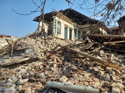 <p><strong>6.</strong> Antakya tarihî kent merkezindeki sivil mimarlık  örneklerinin depremden aldığı hasarlardan bir görünüm <br /> 	Fotoğraf: K. Güler</p>